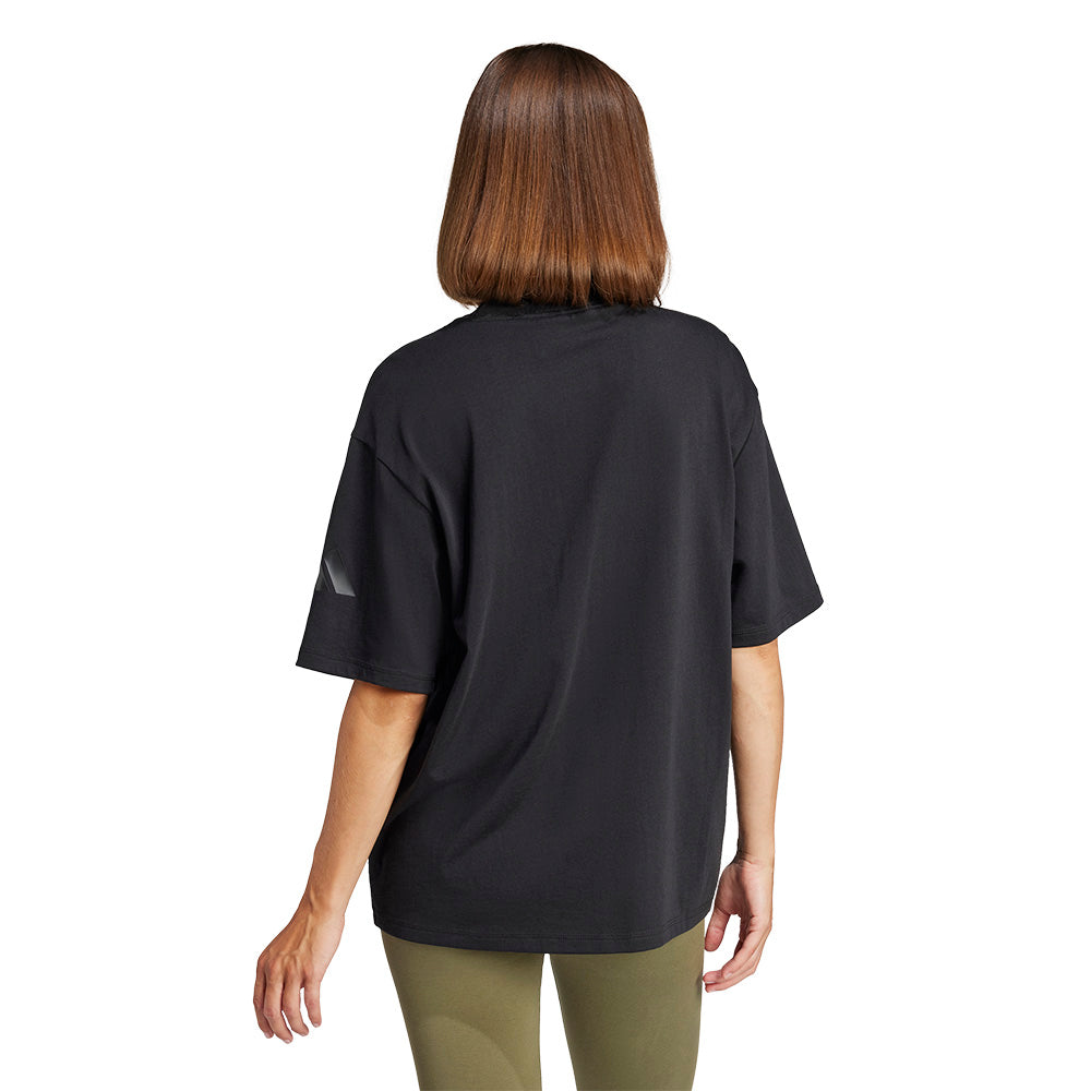 ADIDAS Essentials Contemporary Logo Boyfriend เสื้อยืดผู้หญิง