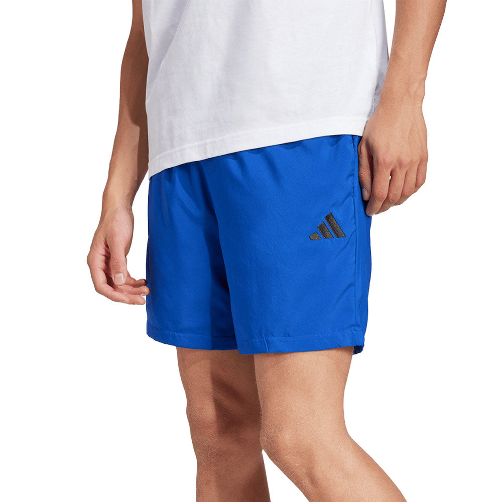 ADIDAS Essentials Small Logo Chelsea กางเกงขาสั้นผู้ชาย