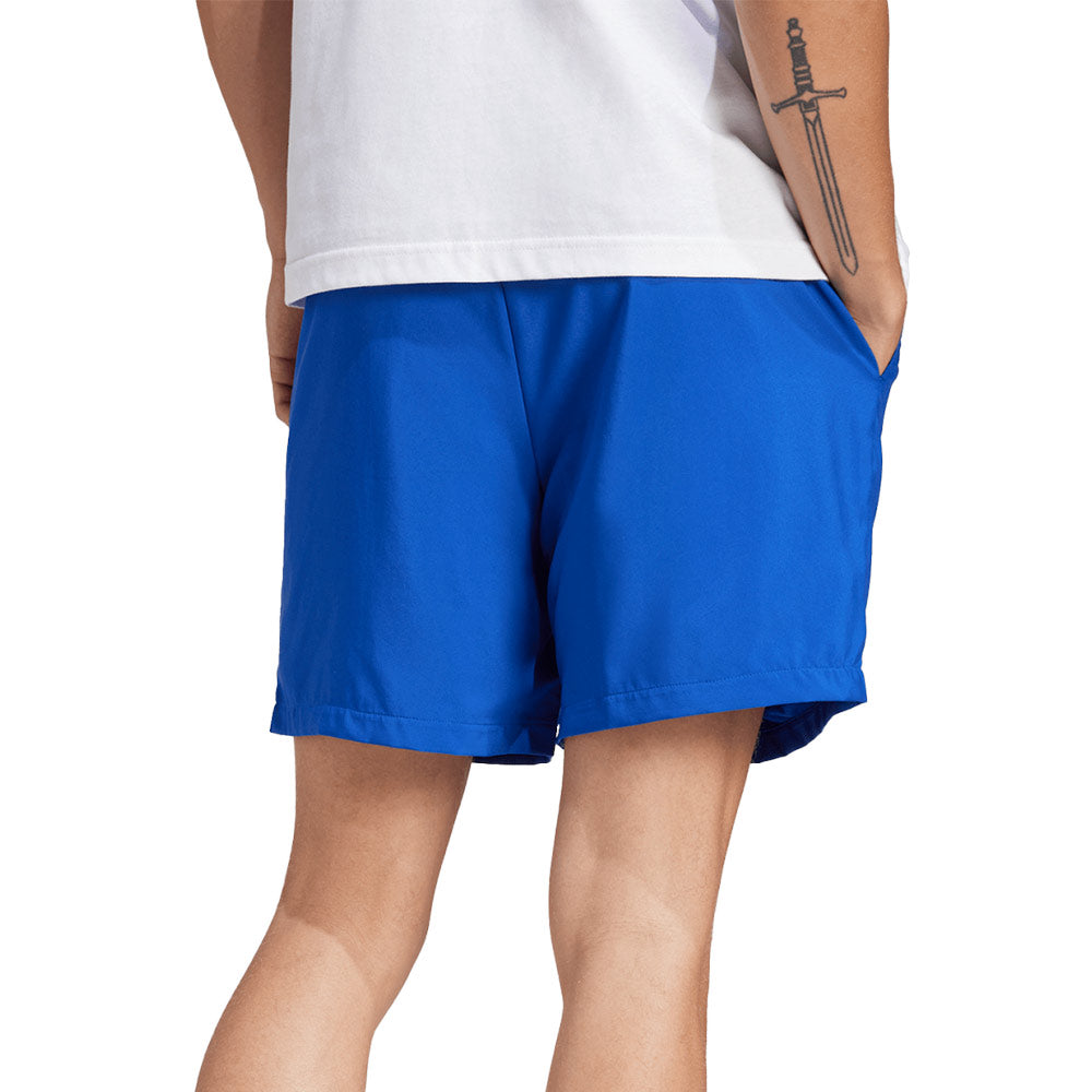 ADIDAS Essentials Small Logo Chelsea กางเกงขาสั้นผู้ชาย