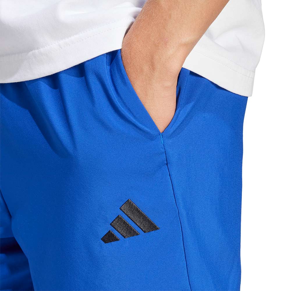 ADIDAS Essentials Small Logo Chelsea กางเกงขาสั้นผู้ชาย