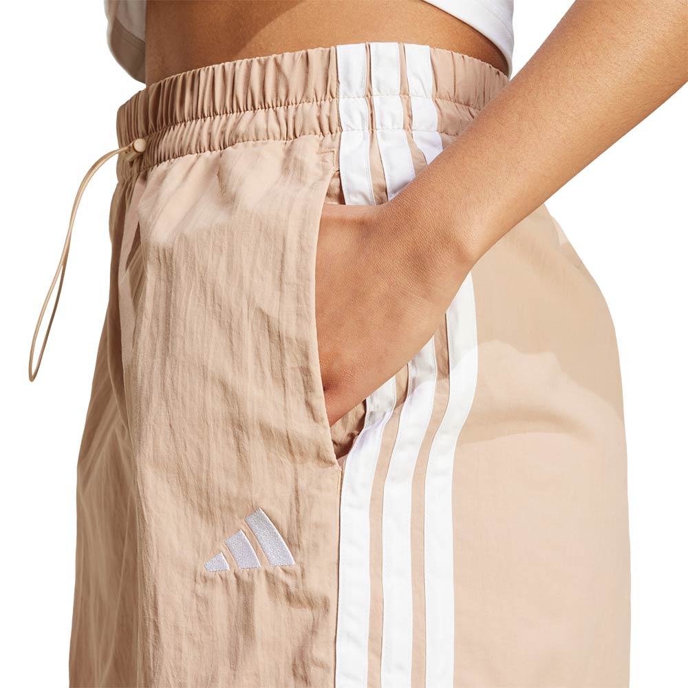 ADIDAS Essentials 3-Stripes Lifestyle Woven กางเกงขาสั้นผู้หญิง