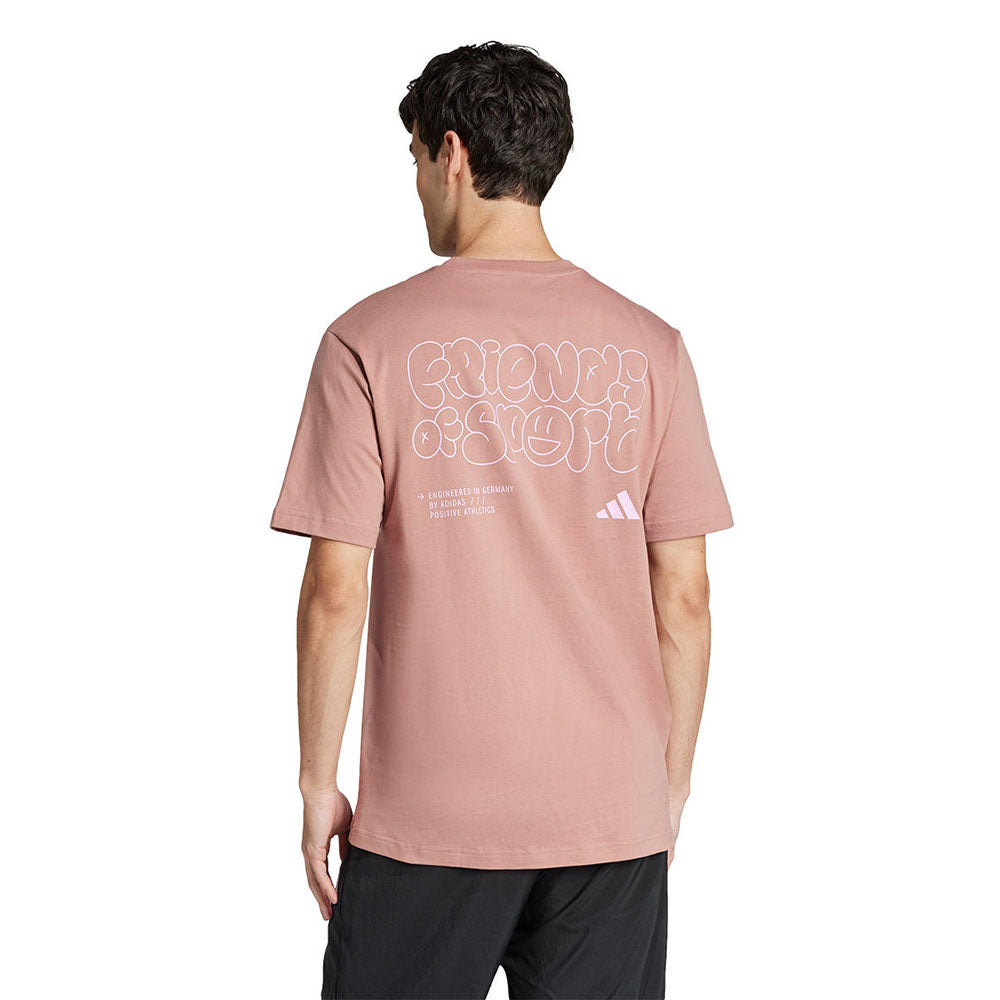 ADIDAS Lounge Verbiage Friends of Sport Graphic เสื้อยืดผู้ชาย