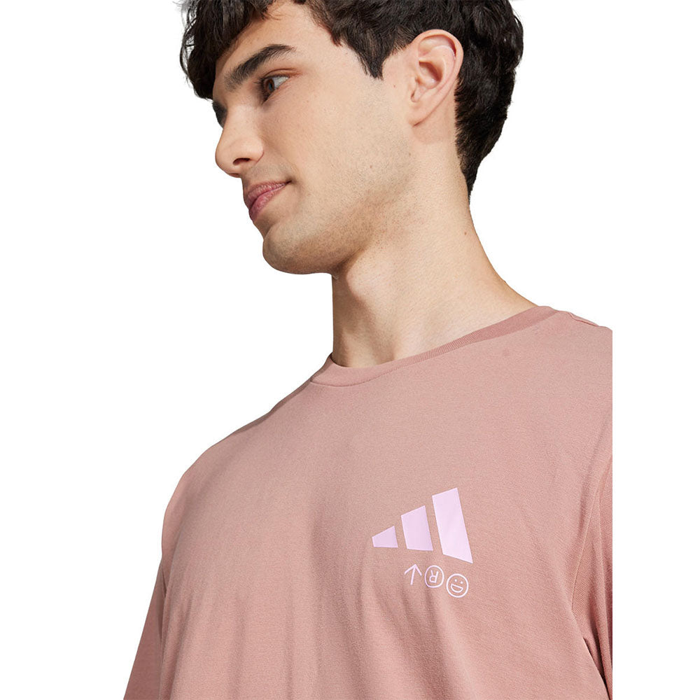 ADIDAS Lounge Verbiage Friends of Sport Graphic เสื้อยืดผู้ชาย