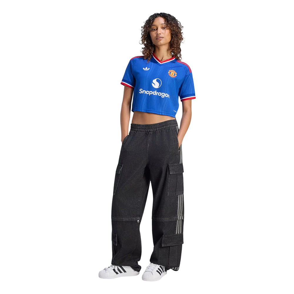 ADIDAS เสื้อแข่งผู้หญิงทรงครอปทีมแมนเชสเตอร์ ยูไนเต็ด ชุดเยือน ฤดูกาล 2026/27 Supersports Thailand