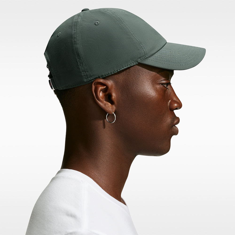 NIKE Dri-FIT Club Unstructured Metal Swoosh หมวกแก๊ปผู้ใหญ่ Supersports Thailand