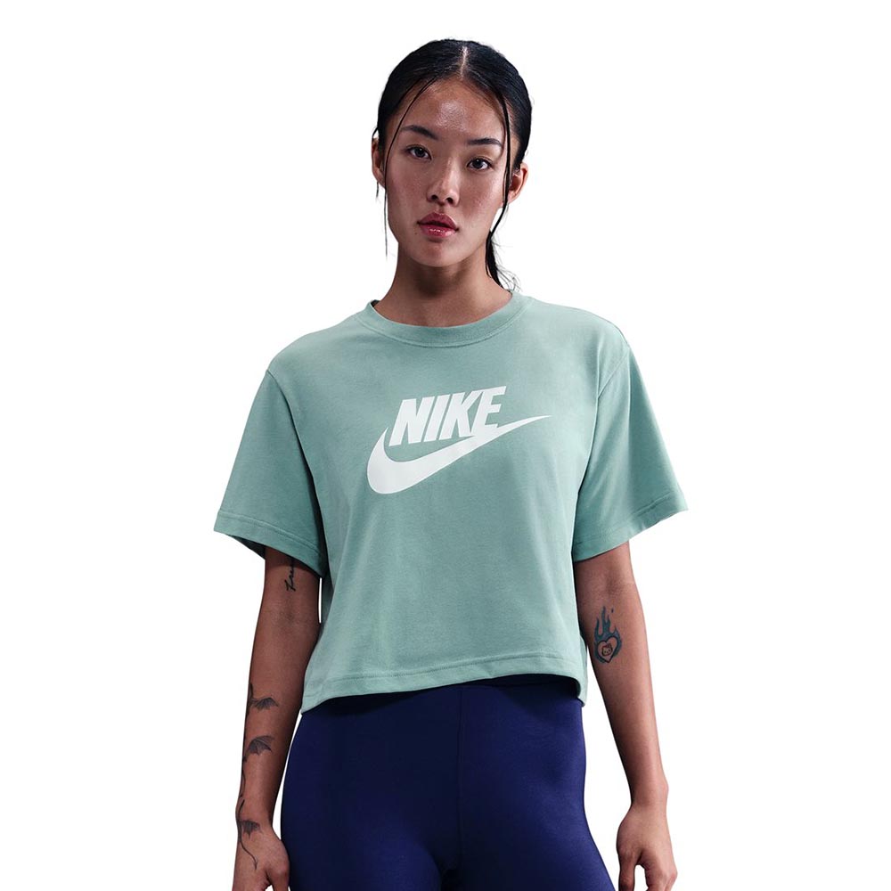 NIKE Sportswear Essential Cropped เสื้อยืดผู้หญิง