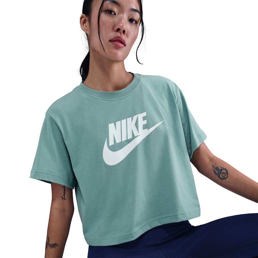 NIKE Sportswear Essential Cropped เสื้อยืดผู้หญิง