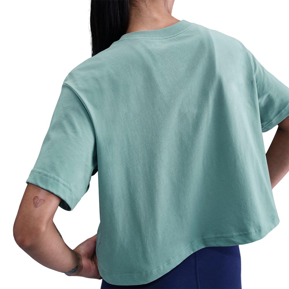 NIKE Sportswear Essential Cropped เสื้อยืดผู้หญิง