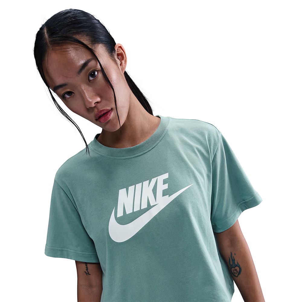 NIKE Sportswear Essential Cropped เสื้อยืดผู้หญิง