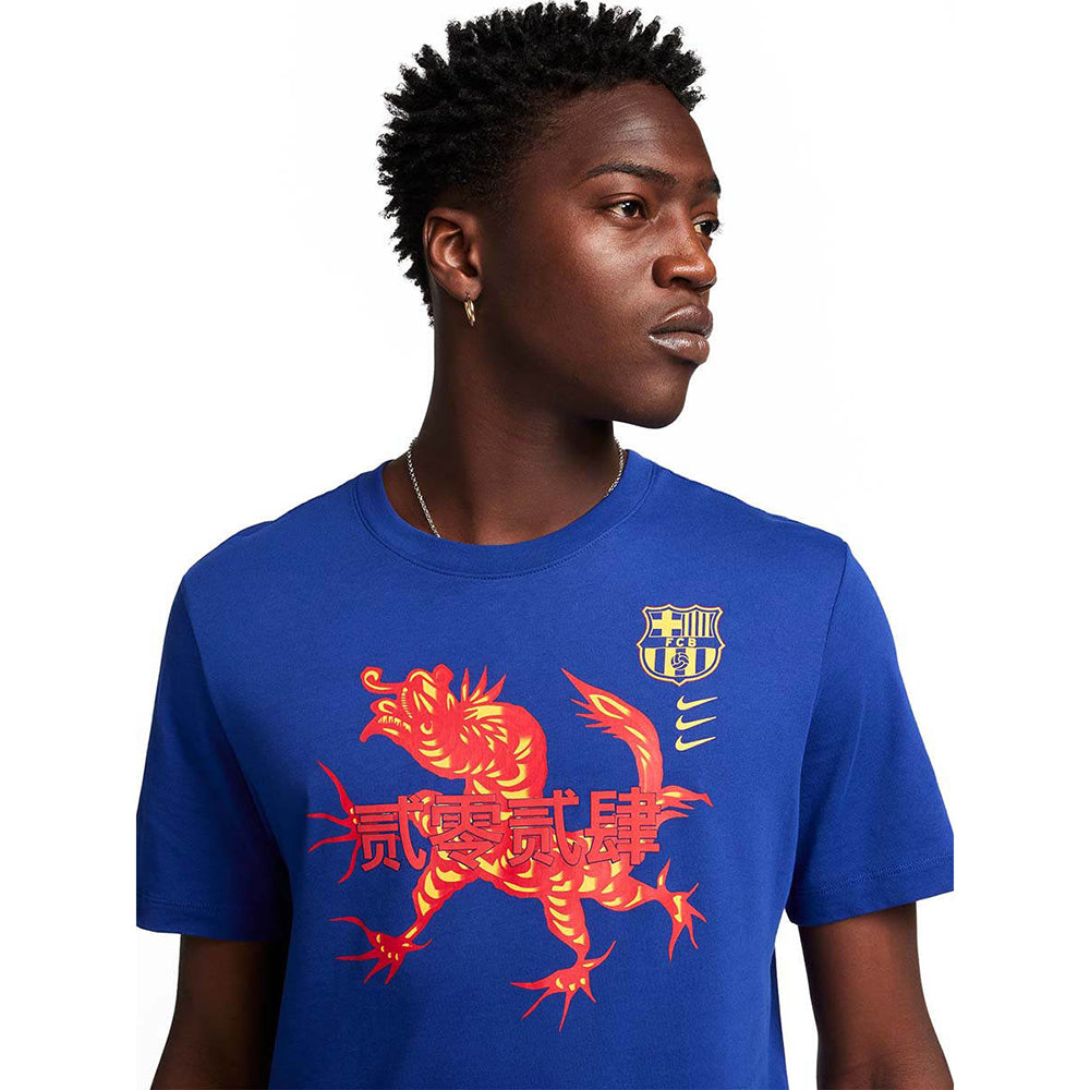 NIKE FC Barcelona Essential เสื้อฟุตบอลผู้ชาย
