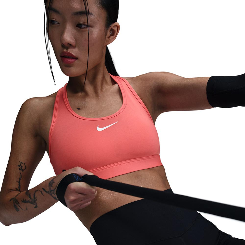 NIKE Swoosh Medium Support สปอร์ตบราผู้หญิง