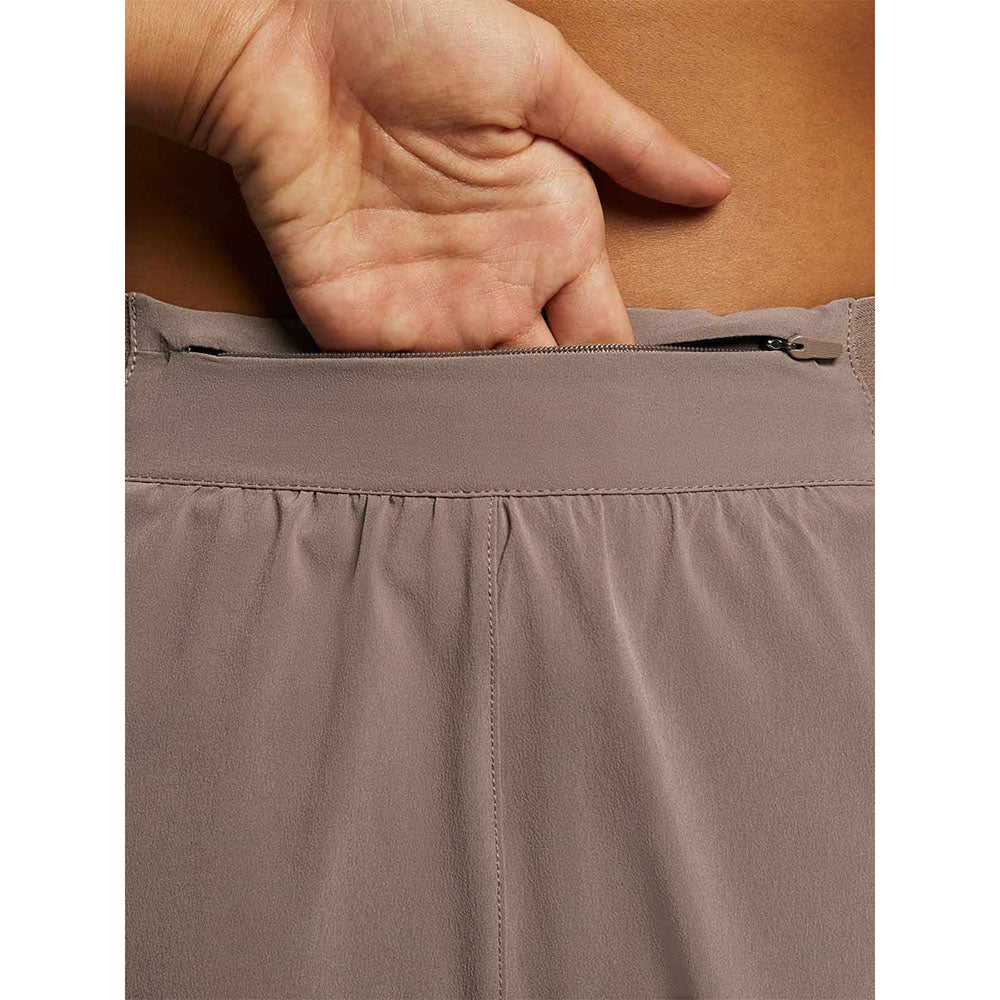 NIKE Swift Dri-FIT Mid-Rise 2-in-1 กางเกงวิ่งขาสั้นผู้หญิง