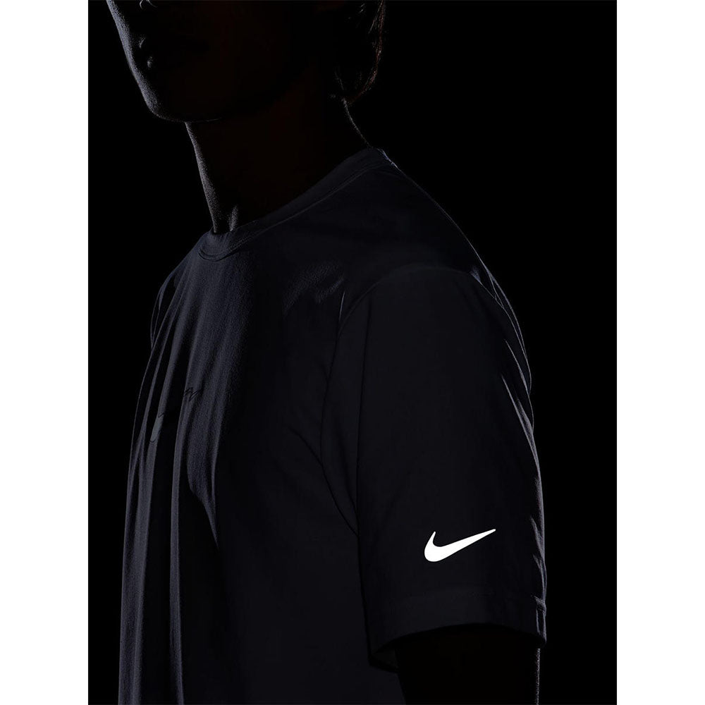 NIKE Dri-FIT UV Hyverse เสื้อออกกำลังกายผู้ชาย