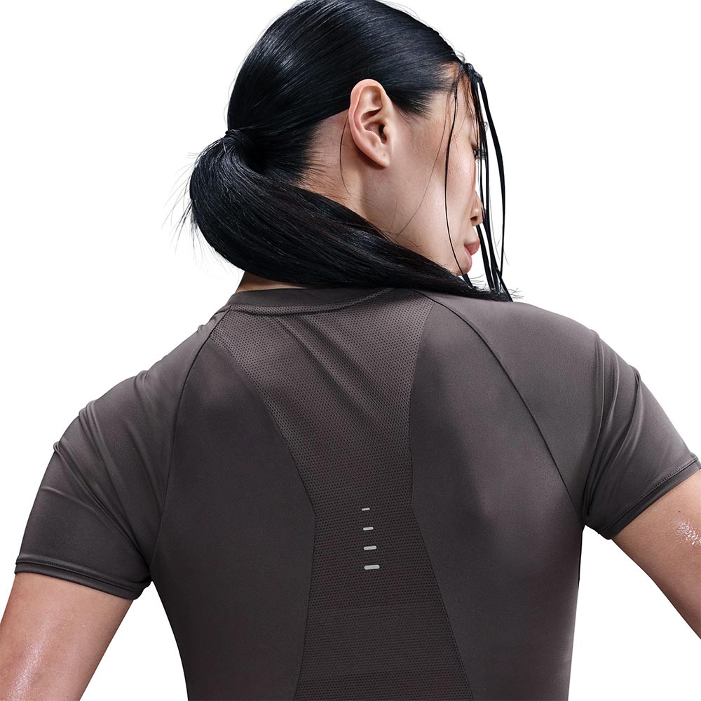 NIKE Swift เสื้อวิ่งผู้หญิง