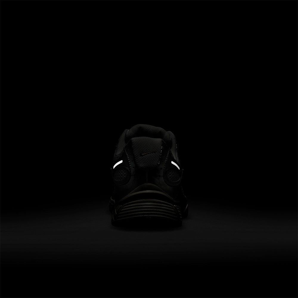 NIKE V5 RNR รองเท้าลำลองผู้ชาย