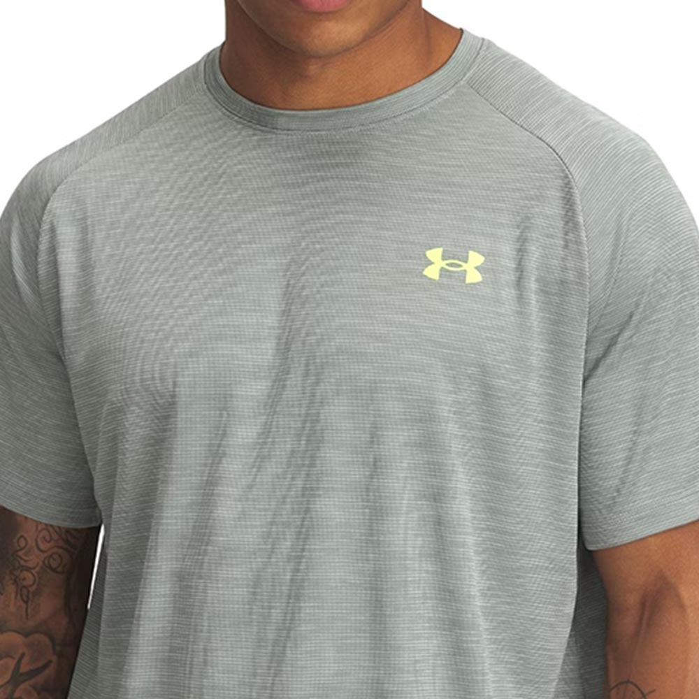 UNDER ARMOUR Tech™ Textured เสื้อออกกำลังกายผู้ชาย