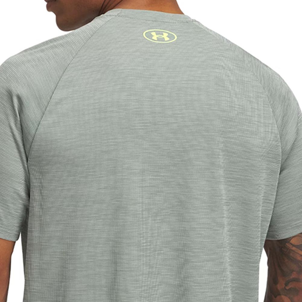 UNDER ARMOUR Tech™ Textured เสื้อออกกำลังกายผู้ชาย
