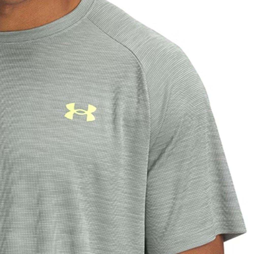 UNDER ARMOUR Tech™ Textured เสื้อออกกำลังกายผู้ชาย
