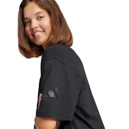 ADIDAS Essentials Contemporary Logo Boyfriend เสื้อยืดผู้หญิง