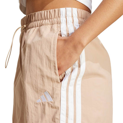 ADIDAS Essentials 3-Stripes Lifestyle Woven กางเกงขาสั้นผู้หญิง