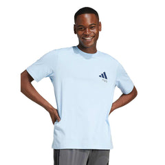 ADIDAS Lounge Verbiage Friends of Sport Graphic เสื้อยืดผู้ชาย
