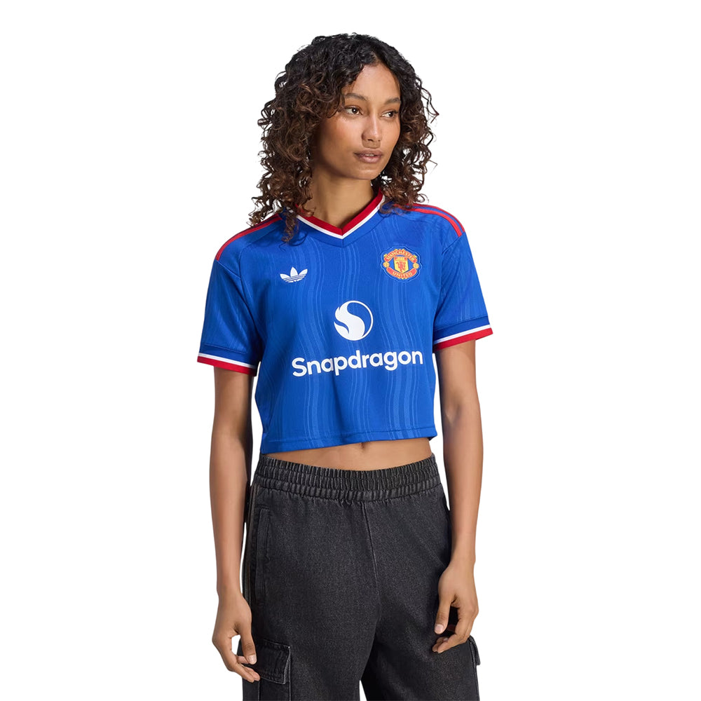 ADIDAS เสื้อแข่งผู้หญิงทรงครอปทีมแมนเชสเตอร์ ยูไนเต็ด ชุดเยือน ฤดูกาล 2026/27 Supersports Thailand