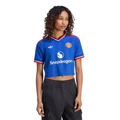 ADIDAS เสื้อแข่งผู้หญิงทรงครอปทีมแมนเชสเตอร์ ยูไนเต็ด ชุดเยือน ฤดูกาล 2026/27