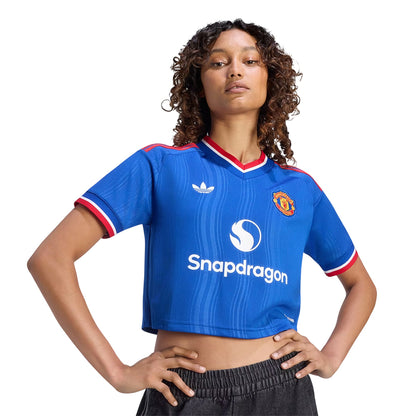 ADIDAS เสื้อแข่งผู้หญิงทรงครอปทีมแมนเชสเตอร์ ยูไนเต็ด ชุดเยือน ฤดูกาล 2026/27