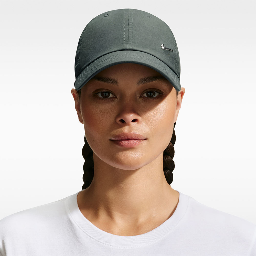 NIKE Dri-FIT Club Unstructured Metal Swoosh หมวกแก๊ปผู้ใหญ่ Supersports Thailand