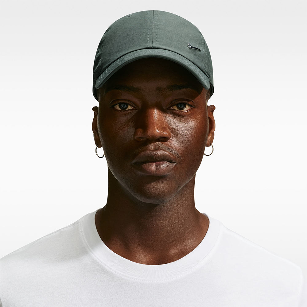 NIKE Dri-FIT Club Unstructured Metal Swoosh หมวกแก๊ปผู้ใหญ่ Supersports Thailand