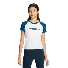 NIKE Sportswear Chill Knit เสื้อยืดผู้หญิง