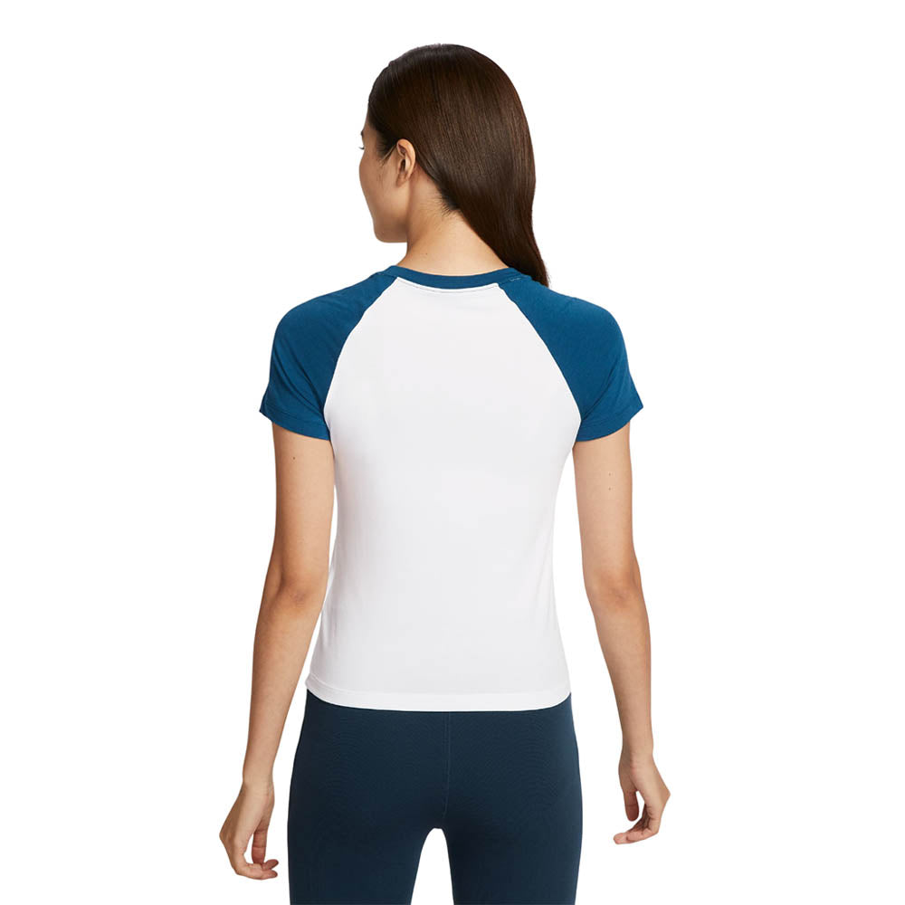 NIKE Sportswear Chill Knit เสื้อยืดผู้หญิง