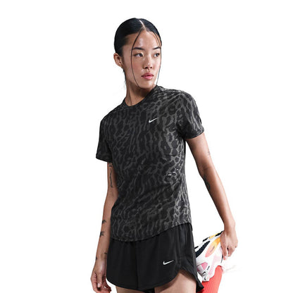 Nike Swift เสื้อวิ่งผู้หญิง