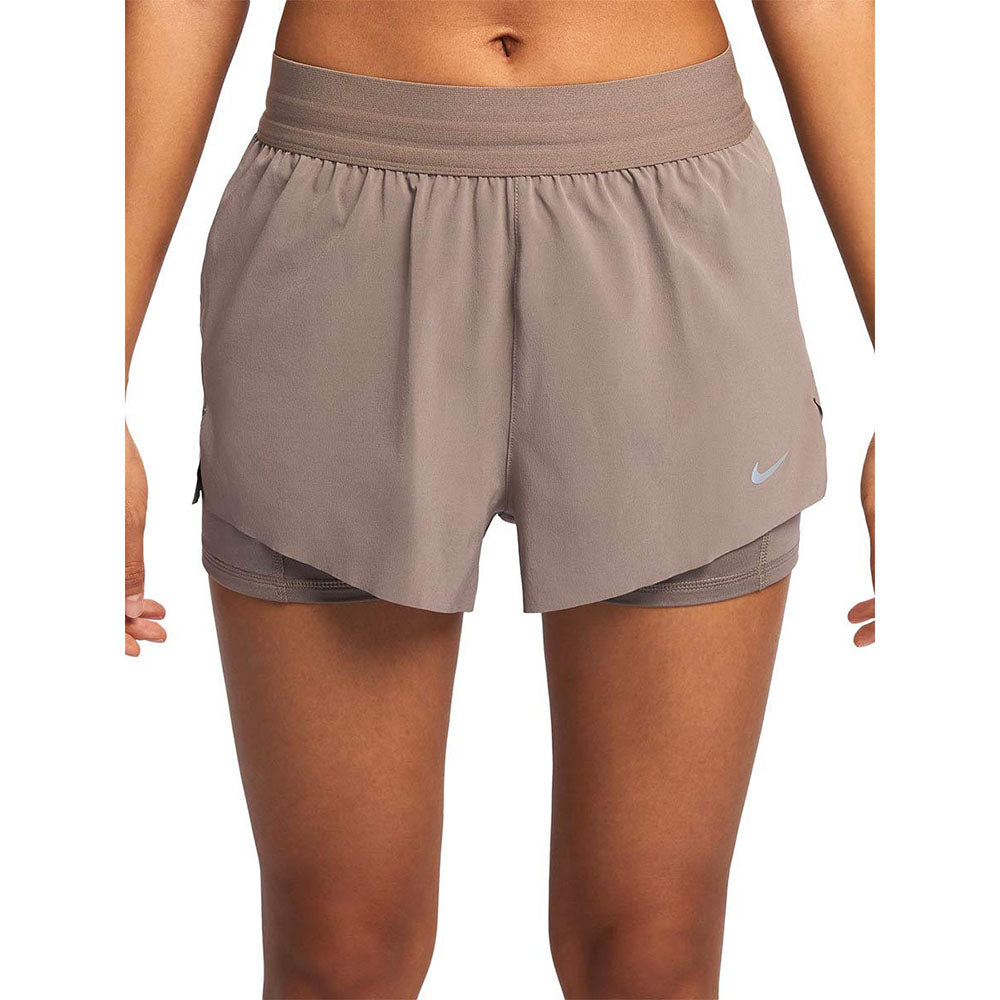 NIKE Swift Dri-FIT Mid-Rise 2-in-1 กางเกงวิ่งขาสั้นผู้หญิง