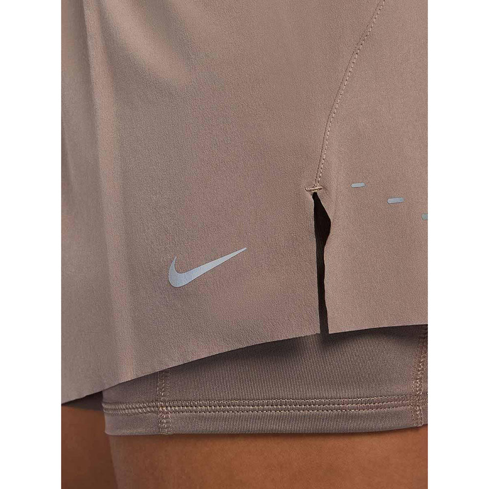 NIKE Swift Dri-FIT Mid-Rise 2-in-1 กางเกงวิ่งขาสั้นผู้หญิง