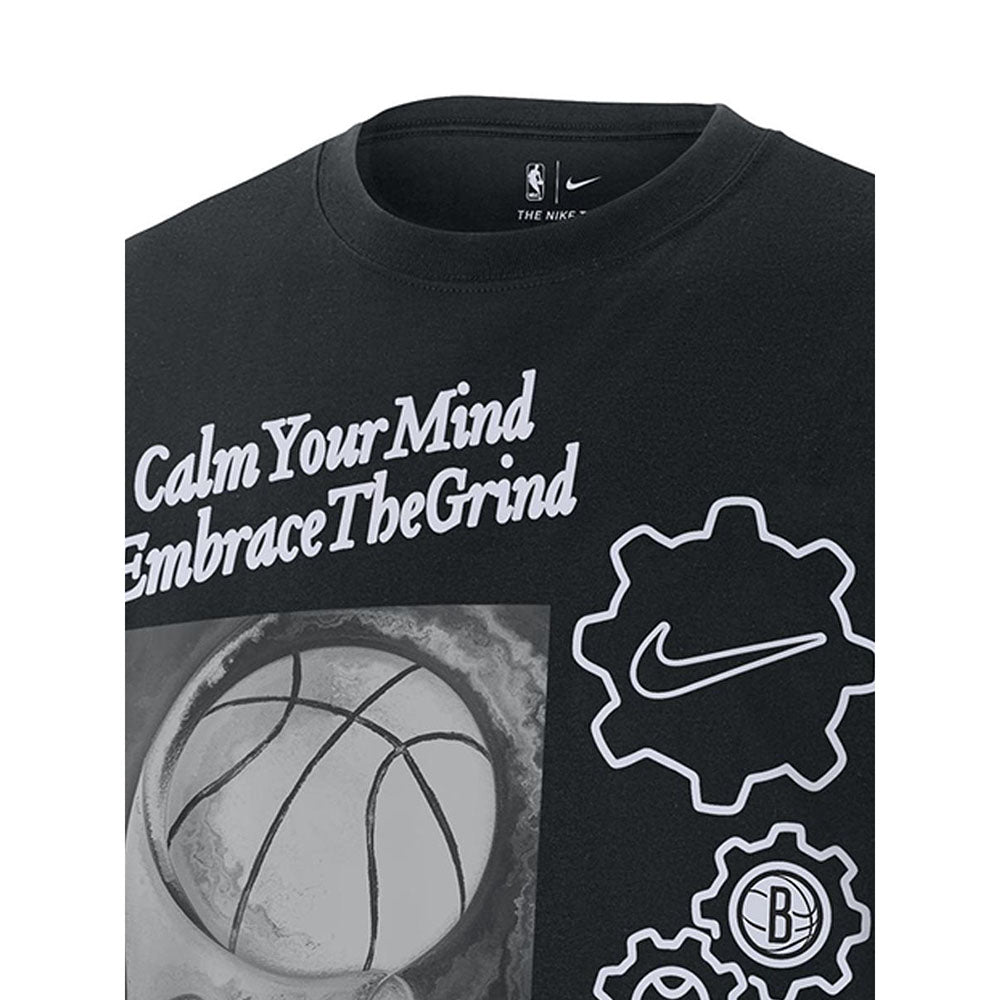 NIKE Brooklyn Nets Courtside เสื้อยืดบาสเกตบอลผู้ชาย