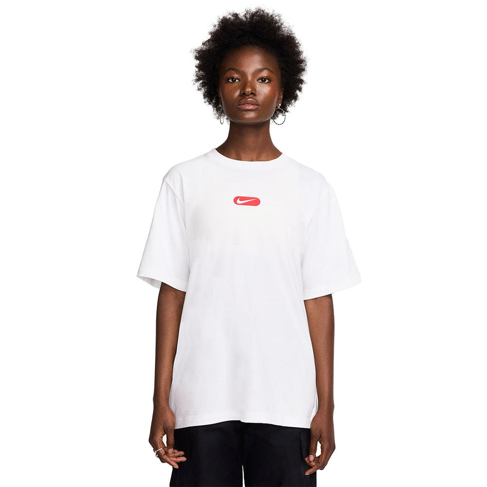 NIKE Sportswear Club เสื้อยืดผู้หญิง