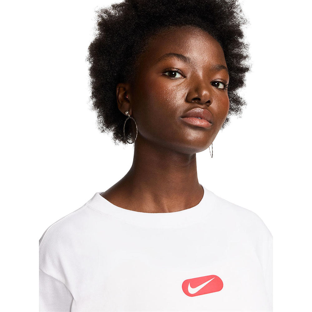 NIKE Sportswear Club เสื้อยืดผู้หญิง