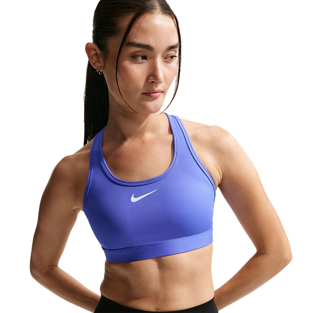 NIKE Swoosh Medium Support สปอร์ตบราผู้หญิง