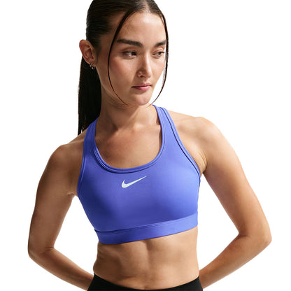 NIKE Swoosh Medium Support สปอร์ตบราผู้หญิง