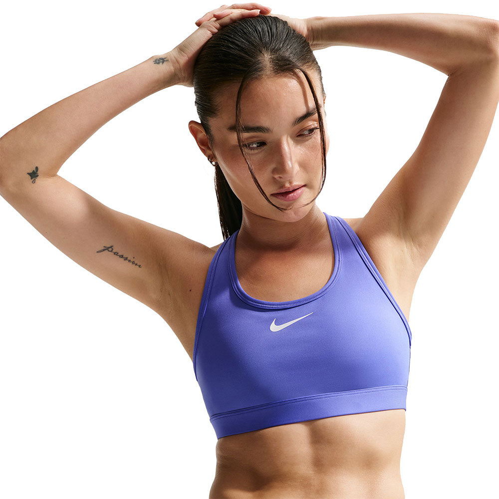 NIKE Swoosh Medium Support สปอร์ตบราผู้หญิง