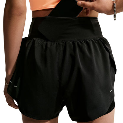 NIKE Flow กางเกงวิ่งขาสั้นผู้หญิง