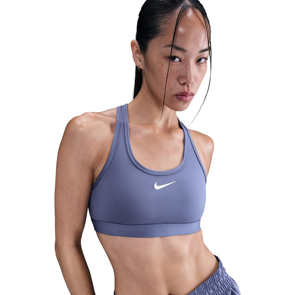 NIKE Swoosh Medium Support สปอร์ตบราผู้หญิง