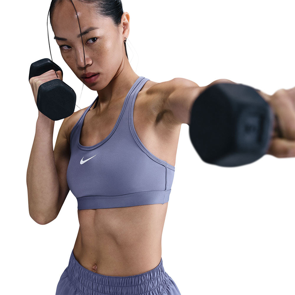 NIKE Swoosh Medium Support สปอร์ตบราผู้หญิง