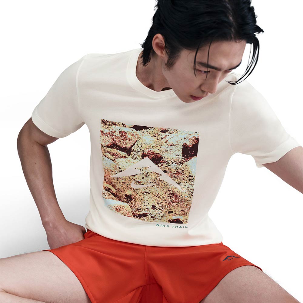 NIKE Dri-FIT เสื้อวิ่งเทรลผู้ชาย