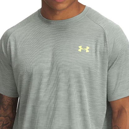 UNDER ARMOUR Tech™ Textured เสื้อออกกำลังกายผู้ชาย